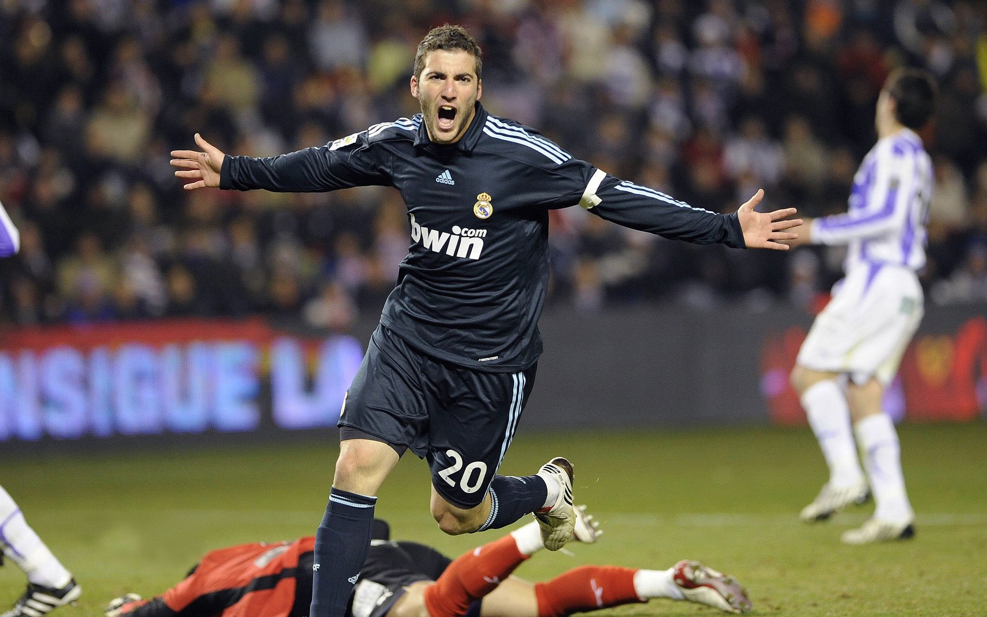 法比尼奥一箭定江山，荷兰险胜雷恩显唯一性