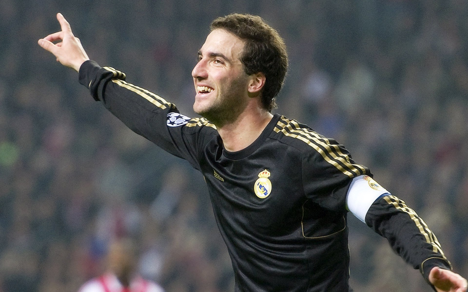 赛道与球场的双重奏,当F1年度争冠战火燃起,猛龙力克国王的启示