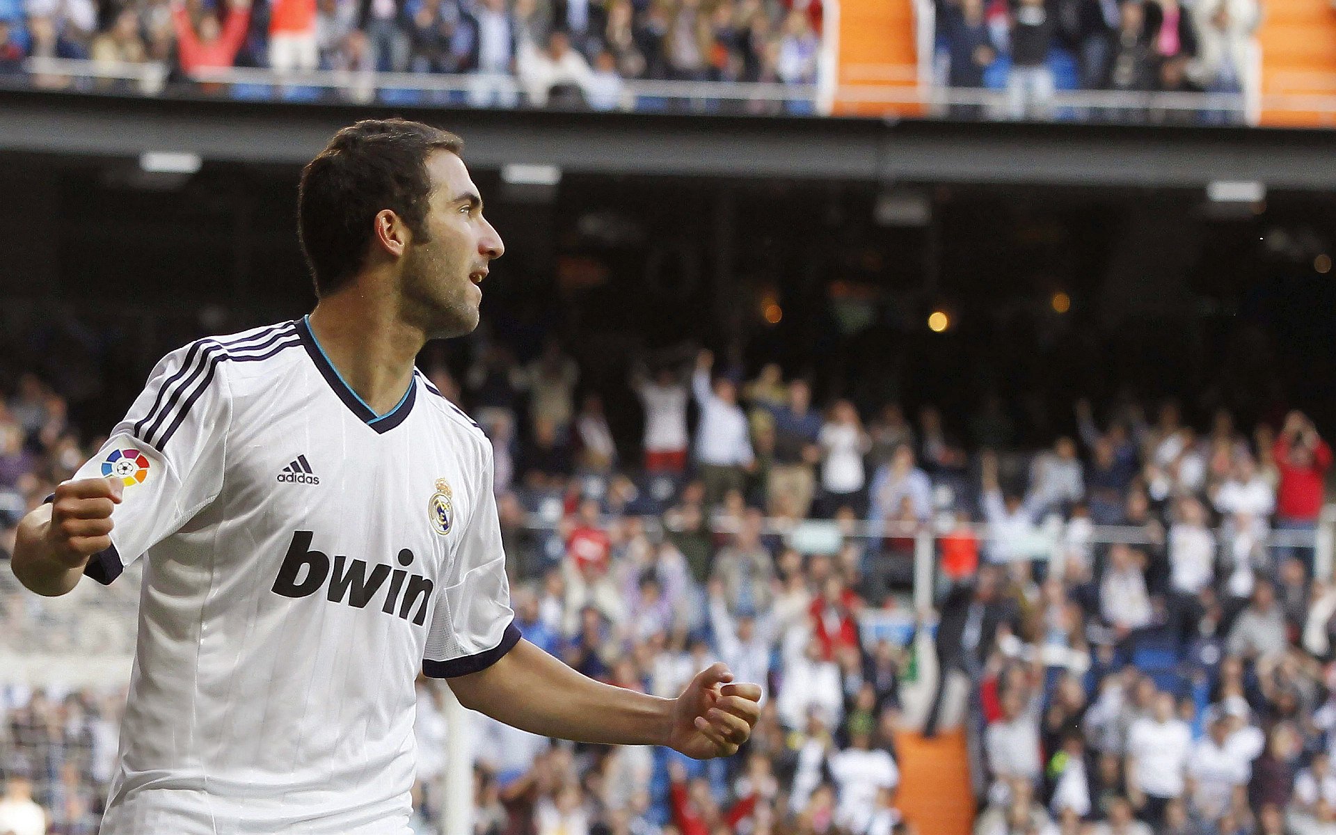 赛道上的新秩序，拉塞尔惊艳四座，梅赛德斯鏖战红牛车队